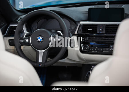 Belgrad, Serbien - 23. März 2017: Neue BMW 4er Cabrio Interieurs präsentiert auf Belgrad 53. Internationalen Automobilausstellung - MSA (OICA). Stockfoto