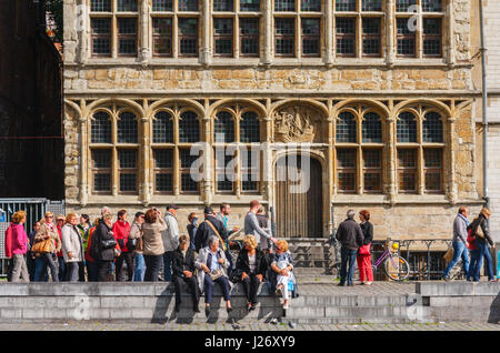 Touristen an der Graslei (Gras Quay) vor der Fassade des "Gildehuis der Vrije Schippers' (Gildehaus der Freien Schiffer). Gent, Belgien. Stockfoto