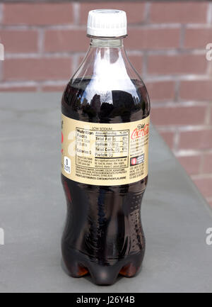 Diät-Cola Flasche Zutaten, die die umstrittene Phenylalanin und Aspartam enthält. Stockfoto