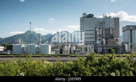 Frosinone, Italien 23. April 2017: Industriebau Außenansicht in Berglage, blauen Wolkenhimmel Stockfoto