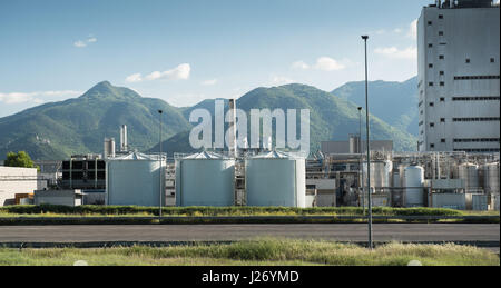 Frosinone, Italien 23. April 2017: Industriebau Außenansicht in Berglage, blauen Wolkenhimmel Stockfoto