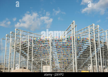 Frosinone, Italien 23. April 2017: Außenansicht des Fußballstadion im Bau mit Stahlkonstruktion, Tribüne und bunte Sitze am blauen Himmel Stockfoto