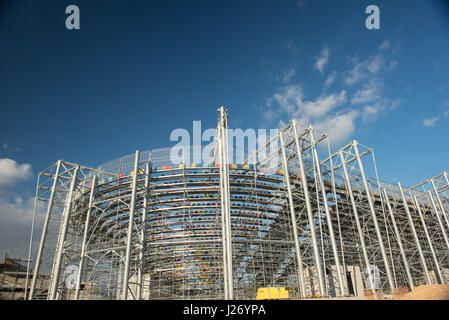 Frosinone, Italien 23. April 2017: Außenansicht des Fußballstadion im Bau mit Stahlkonstruktion, Tribüne und bunte Sitze am blauen Himmel Stockfoto