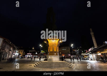 SARAJEVO, Bosnien-Herzegowina - 16. April 2017: Sebilj Brunnen, Bacarsija Bezirk, in der Nacht. Dieser Brunnen gilt als eines der größten Stockfoto