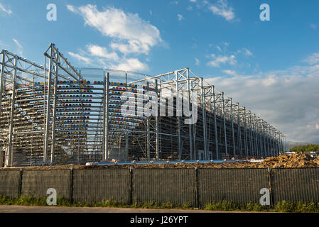 Frosinone, Italien 23. April 2017: Außenansicht des Fußballstadion im Bau mit Stahlkonstruktion, Tribüne und bunte Sitze am blauen Himmel Stockfoto