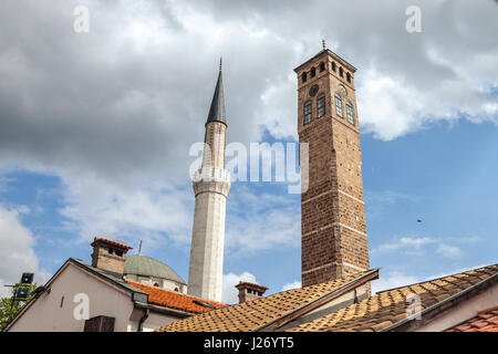 Minaert von Gazi Husrev Begova Moschee neben der Clocktower Sarajevo Basar, in Bosnien und Herzegowina Bild von Gazi Husrev Bey Moschee, fnex Stockfoto