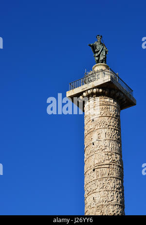 Antike Säule des Marcus Aurelius mit Saint Paul-Statue an der Spitze, im Zentrum von Rom (mit textfreiraum) Stockfoto