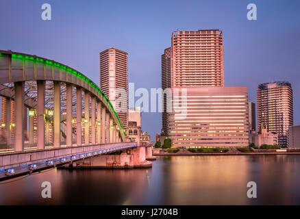 Drehen-Brücke und Sumida-Fluss am Abend, Tokyo, Japan Stockfoto