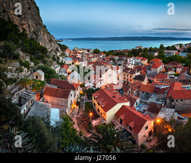 Luftaufnahme von Omis und Kirche des Heiligen Kreuzes im Abend, Omis, Dalmatien, Kroatien Stockfoto