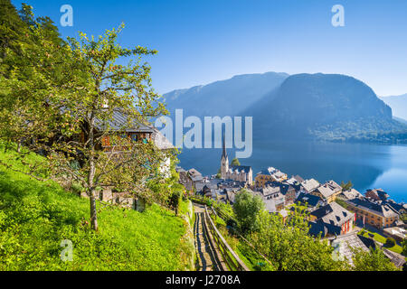 Klassische Postkartenblick auf berühmte Hallstätter See Stadt in den Alpen mit idyllische Weg führt bergauf an einem schönen sonnigen Tag im Sommer, Österreich Stockfoto