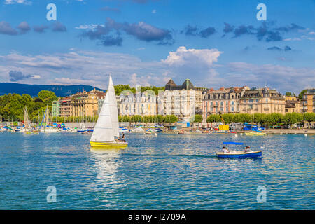 Schöne Aussicht auf das historische Zentrum von Genf mit Booten auf dem Genfersee im Hafen im schönen Abendlicht bei Sonnenuntergang, Schweiz Stockfoto