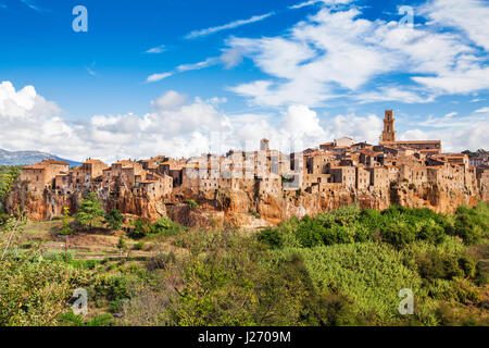 Panoramablick auf die mittelalterliche Stadt von Pitigliano in der Toskana, Italien Stockfoto