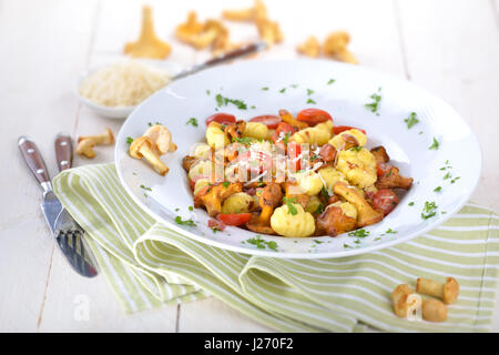 Frische italienische Gnocchi mit gebratenen Pfifferlingen, Tomaten, Speck und Parmesan-Sahne-sauce Stockfoto