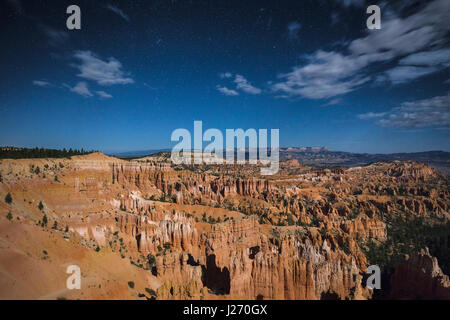 Klassische Ansicht des Bryce Canyon National Park beleuchtet in schönem Mondschein in einer sternenklaren Nacht mit Wolken gesehen vom berühmten Sunset Point, Utah, USA Stockfoto