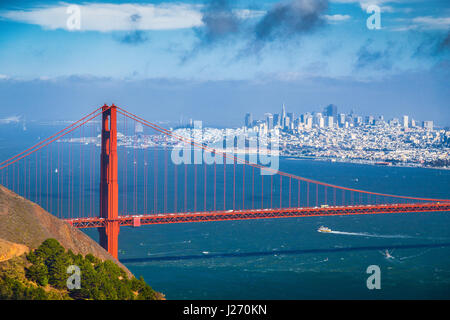 Klassische Luftaufnahme der berühmten Golden Gate Bridge mit der Skyline von San Francisco im Hintergrund an einem schönen sonnigen Tag mit blauem Himmel und Wolken Stockfoto