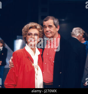 Deutscher Wis Walter Giller mit Ehefrau Nadja Tiller, Deutschland 1980er Jahre. Deutsche Schauspieler Walter Giller mit seiner Frau Nadja Tiller, Deutschland der 80er Jahre. Stockfoto