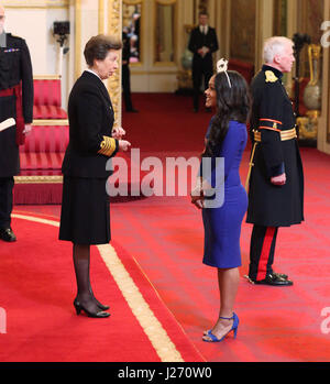 Fräulein Alexandra Scott von Welwyn Garden City erfolgt durch die Princess Royal, im Rahmen einer Investitur Zeremonie am Buckingham Palace, London MBE (Member of the Order of the British Empire). Stockfoto