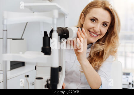 Prominenter Spezialist mit professionellen Werkzeugen Stockfoto