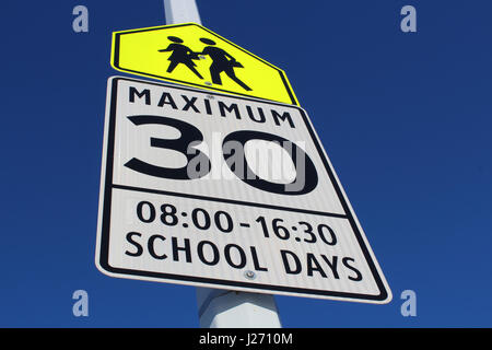 Tempolimit Schild im Schulbereich Stockfoto