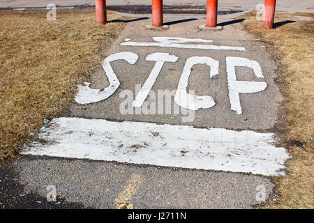 Stop am Wanderweg vor der Hauptstraße gemalt. Stockfoto