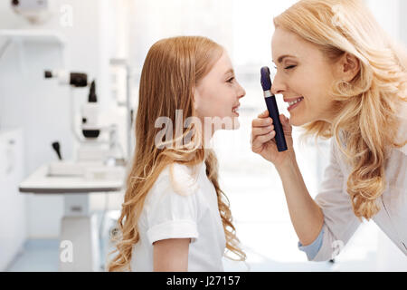 Prominente Augenarzt mit Ophthalmoskop Stockfoto