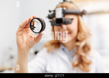 Yong geschickter Arzt mit Ophthalmoskop in ihrer Arbeit Stockfoto