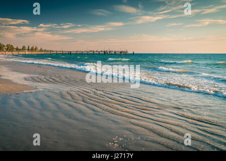 Zeigen Sie am Glenelg Beach Steg mit Menschen an einem warmen Tag, South Australia an Stockfoto