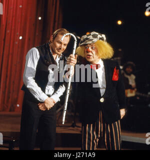 Russischer Clown und Pantomime Oleg Popov und Klaus Maria Brandauer, Deutschland 1980er Jahre. Russische Clown und Pantomime Oleg Popov mit Schauspieler Klaus Maria Brandauer, Deutschland der 80er Jahre. Stockfoto