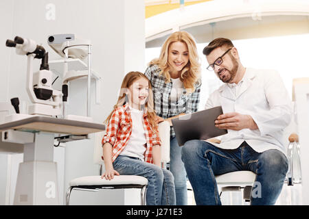 Aufgeregt kühle Augenarzt sagen über Patienten Verbesserungen Stockfoto