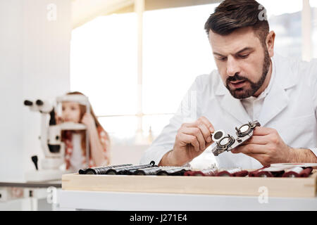 Sorgfältige engagierten Optiker die Linsen zu reparieren Stockfoto