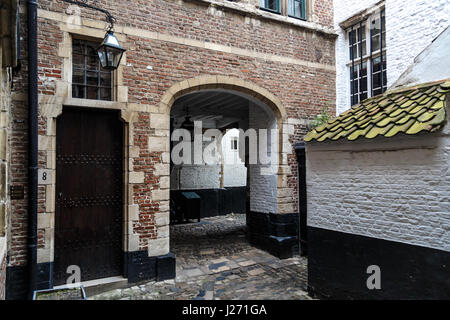 Antwerpen, Belgien - 5. Juli 2016: Vlaeykensgang ist klein und engen mittelalterlichen Gasse im Zentrum von Antwerpen. Stockfoto