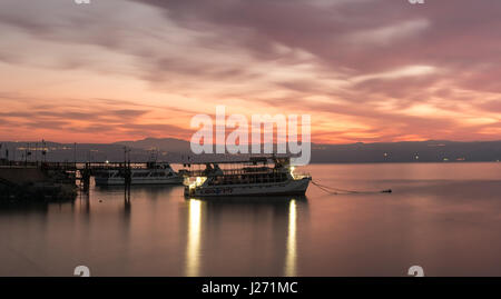 Boote in den See Genezareth im Morgengrauen Stockfoto