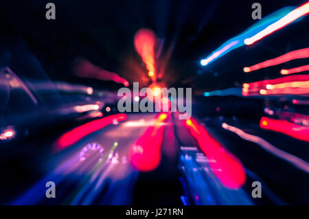 Unscharfen Hintergrund von einem High-Speed-Fahrzeuginnenraum mit Lichtern in Bewegung Stockfoto