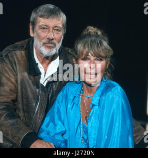 Österreichischer Kan und Moderator Dietmar Schönherr und Vivi Bach, Deutschland 1980er Jahre. Österreichischen Schauspieler und TV-Moderator Dietmar Schönherr und Vivi Bach, Deutschland der 80er Jahre. Stockfoto