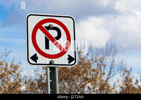 Keine Parkplätze links oder rechts des Zeichens. Stockfoto