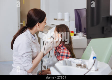 Erfahrenen HNO-Arzt Ohr Prüfung tun Stockfoto