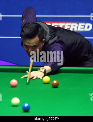 Marco Fu in Aktion gegen Mark Selby am Tag elf der Betfred Snooker-WM am Crucible Theatre in Sheffield. Stockfoto