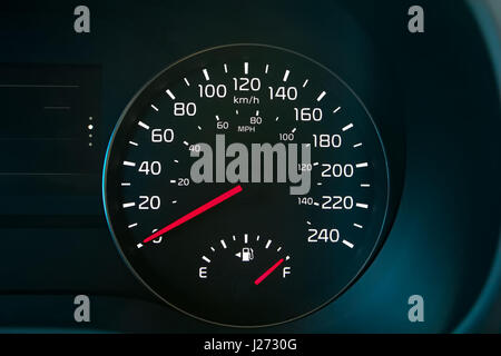 Tachometer mit einem vollen Tank. Stockfoto