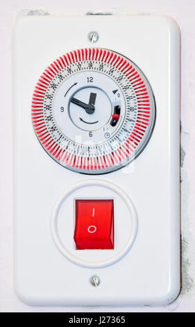 Warmwasser Boiler Schalter mit Timer und rote Kontroll-Leuchte an der Wand Stockfoto