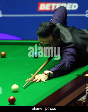 Marco Fu in Aktion gegen Mark Selby am Tag elf der Betfred Snooker-WM am Crucible Theatre in Sheffield. Stockfoto