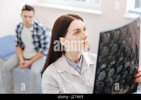 Schweren weiblichen Neurologen untersuchen das X-Ray Foto Stockfoto