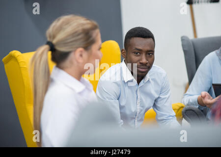 Aufnahme einer Gruppe von jungen Geschäftsleute mit einem treffen. Stockfoto