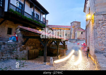 Straße und Stiftskirche, Nachtansicht. Santillana del Mar, Kantabrien, Spanien. Stockfoto