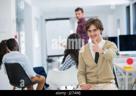 Geschäft, starten und Volk Konzept - glücklich Kreativteam Gespräch im Büro Stockfoto