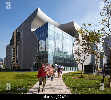 Allgemeine Ansicht von hinten. National Taichung Theater, Taichung, China. Architekt: Toyo Ito, 2016. Stockfoto