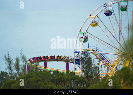 Riesenrad und der Drache Achterbahn im Ocean Park. Stockfoto