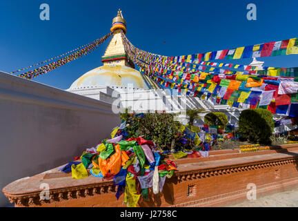 Die bouda Stupa ist das Zentrum der buddhistischen Spiritualität in der Stadt, das weiße Gebäude, die von bunten Gebetsfahnen tibetean eingerichtet ist Stockfoto