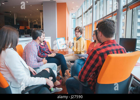 Aufnahme einer Gruppe von jungen Geschäftsleute mit einem treffen. Stockfoto