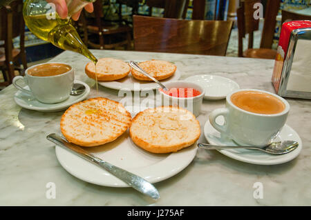 Spanische Frühstück: Toast mit Olivenöl und Tomatensauce und Tasse Kaffee. Madrid, Spanien. Stockfoto