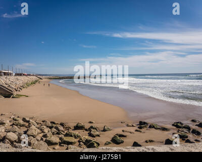 Costa da Caparica, ein beliebter Badeort in der Nähe von Lissabon, Portugal Stockfoto